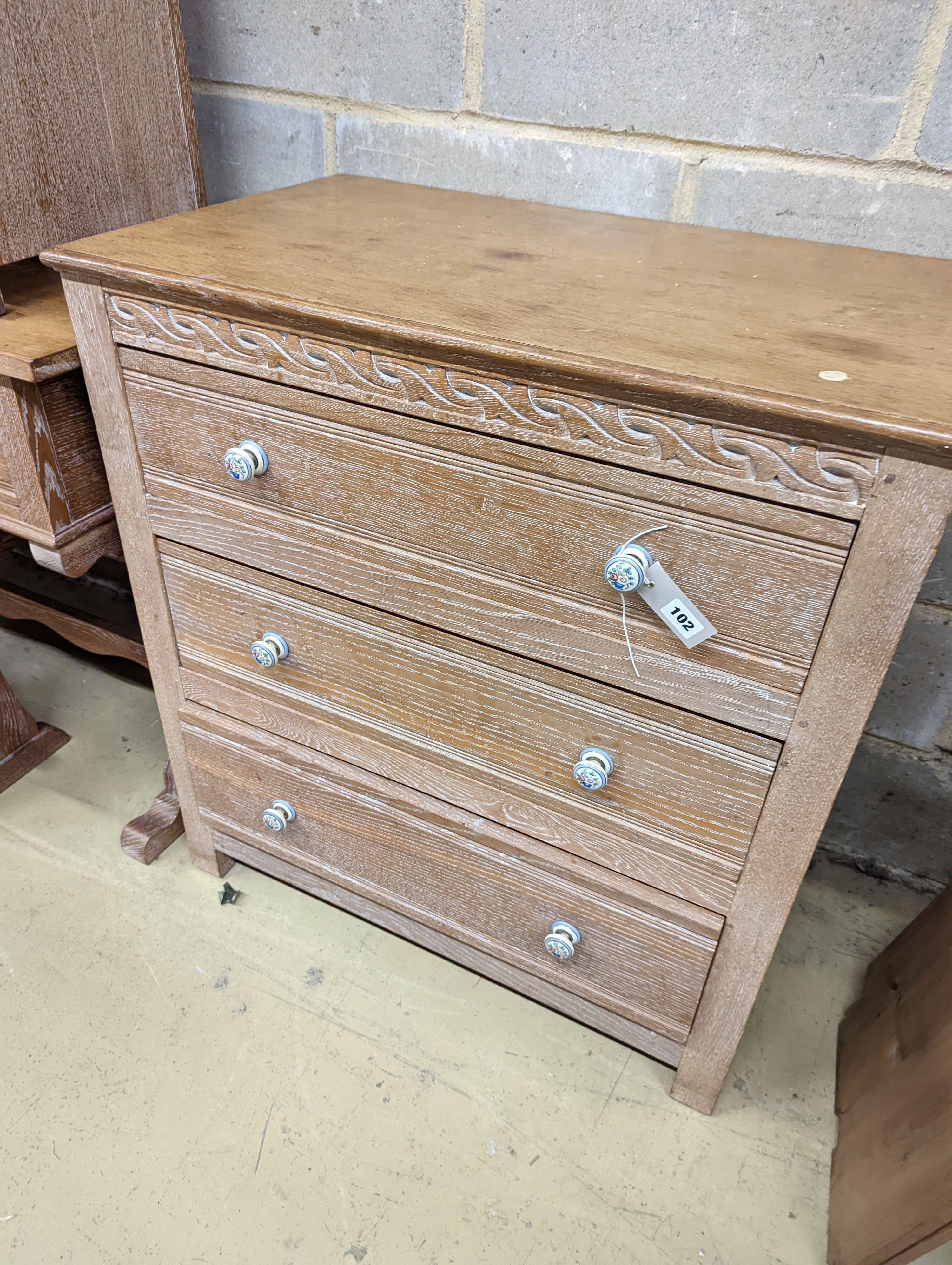 A Maple lime oaked bedroom suite. Dressing table -W-117cm, D-48cm, H-76cm.